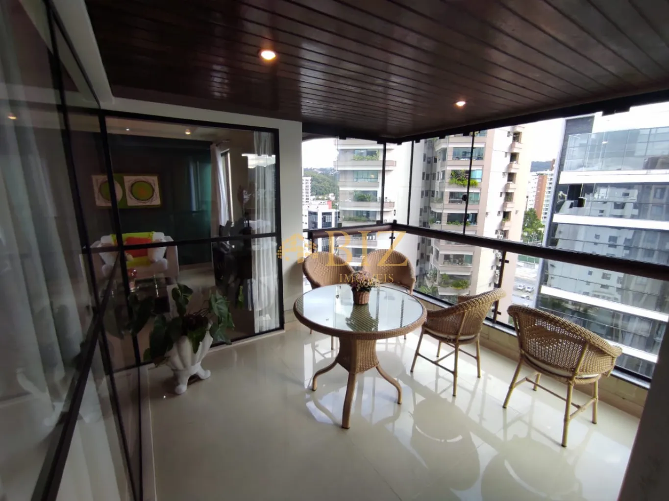 Belíssima cobertura duplex, com piscina privativa, 4 dormitórios sendo 2 suítes na região da Alameda! — foto 7