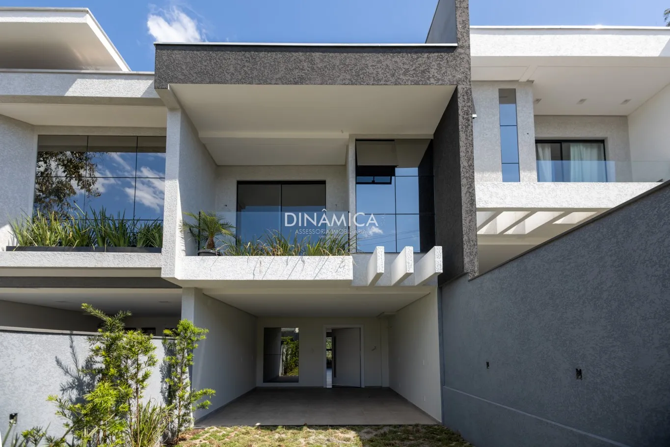 Sobrado Triplex alto padrão com piscina de borda infinita no Bairro Ponta Aguda. - foto 1