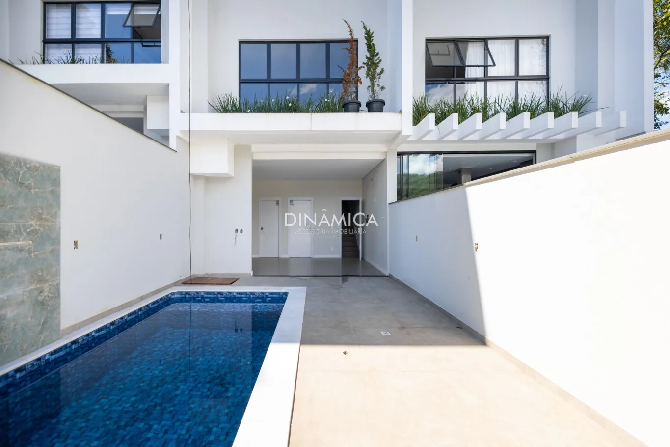 Sobrado Triplex alto padrão com piscina de borda infinita no Bairro Ponta Aguda. — foto 2