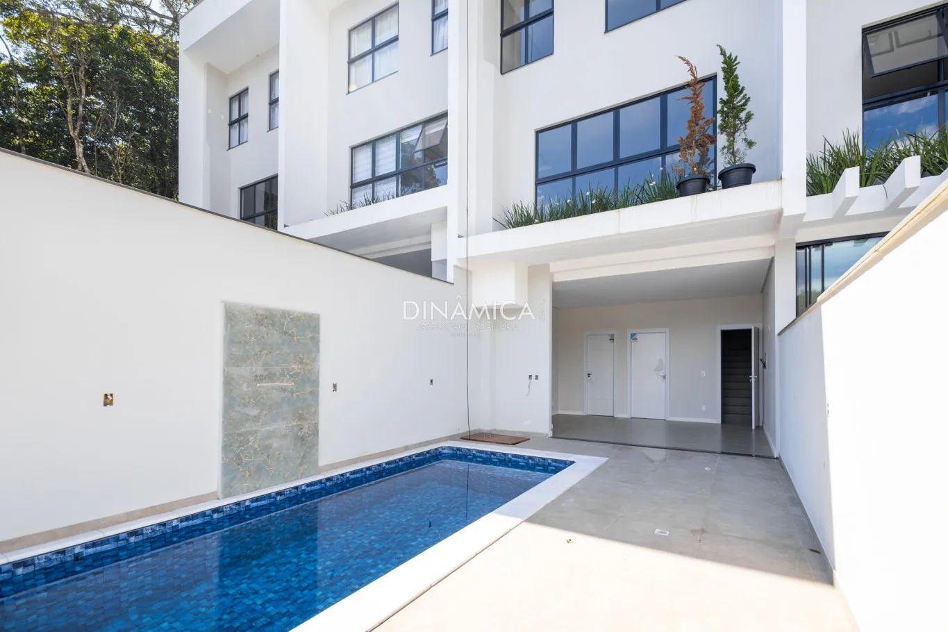 Sobrado Triplex alto padrão com piscina de borda infinita no Bairro Ponta Aguda. — foto 3