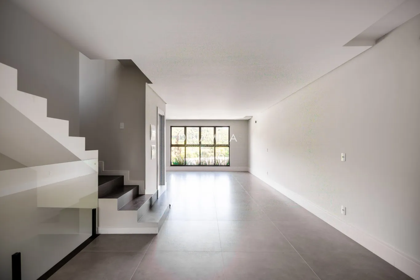 Sobrado Triplex alto padrão com piscina de borda infinita no Bairro Ponta Aguda. — foto 4