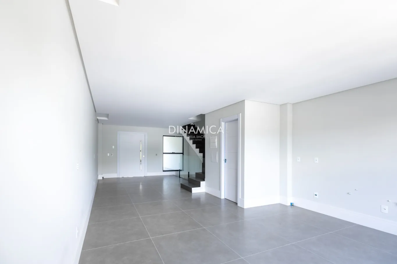 Sobrado Triplex alto padrão com piscina de borda infinita no Bairro Ponta Aguda. — foto 5