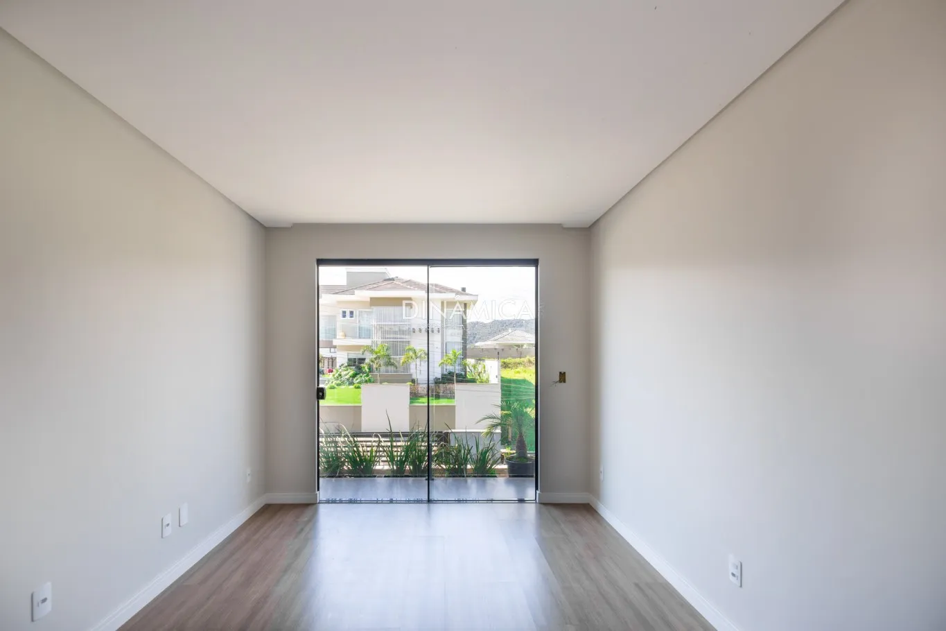 Sobrado Triplex alto padrão com piscina de borda infinita no Bairro Ponta Aguda. — foto 6