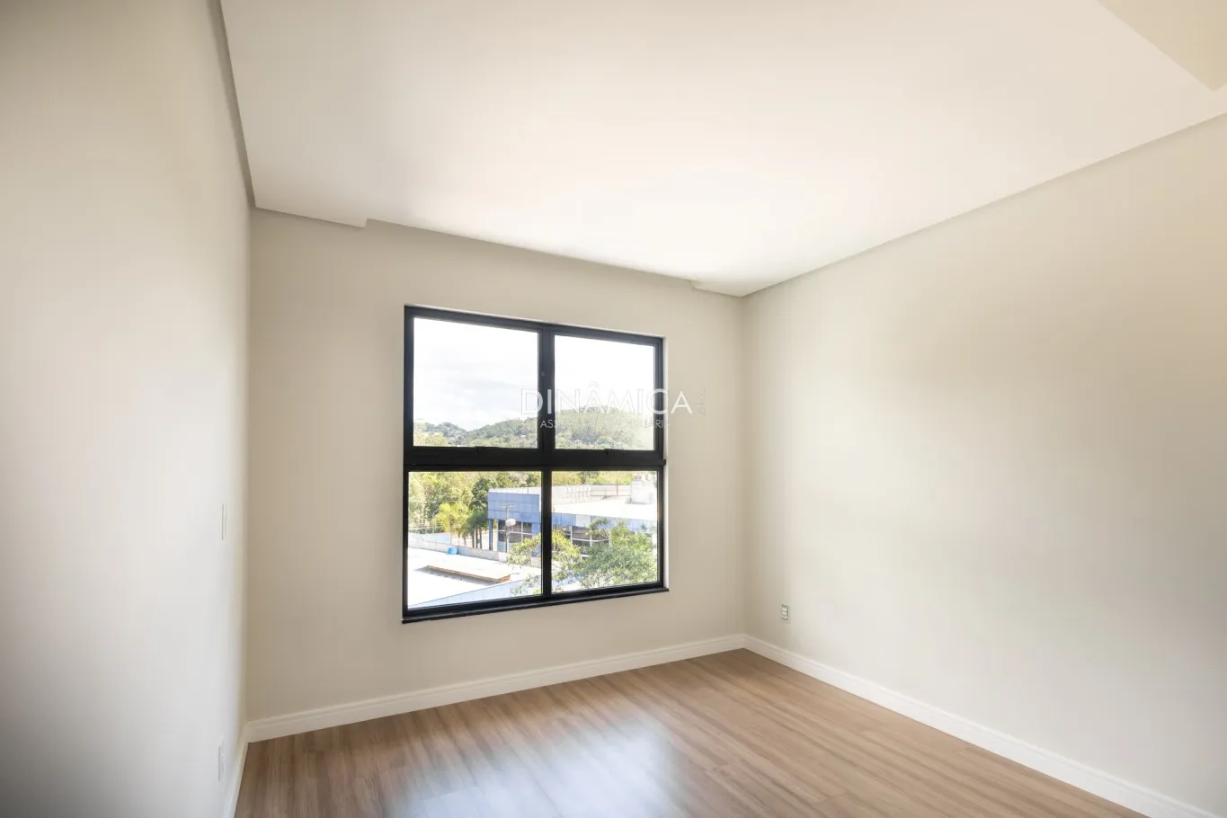 Sobrado Triplex alto padrão com piscina de borda infinita no Bairro Ponta Aguda. — foto 7