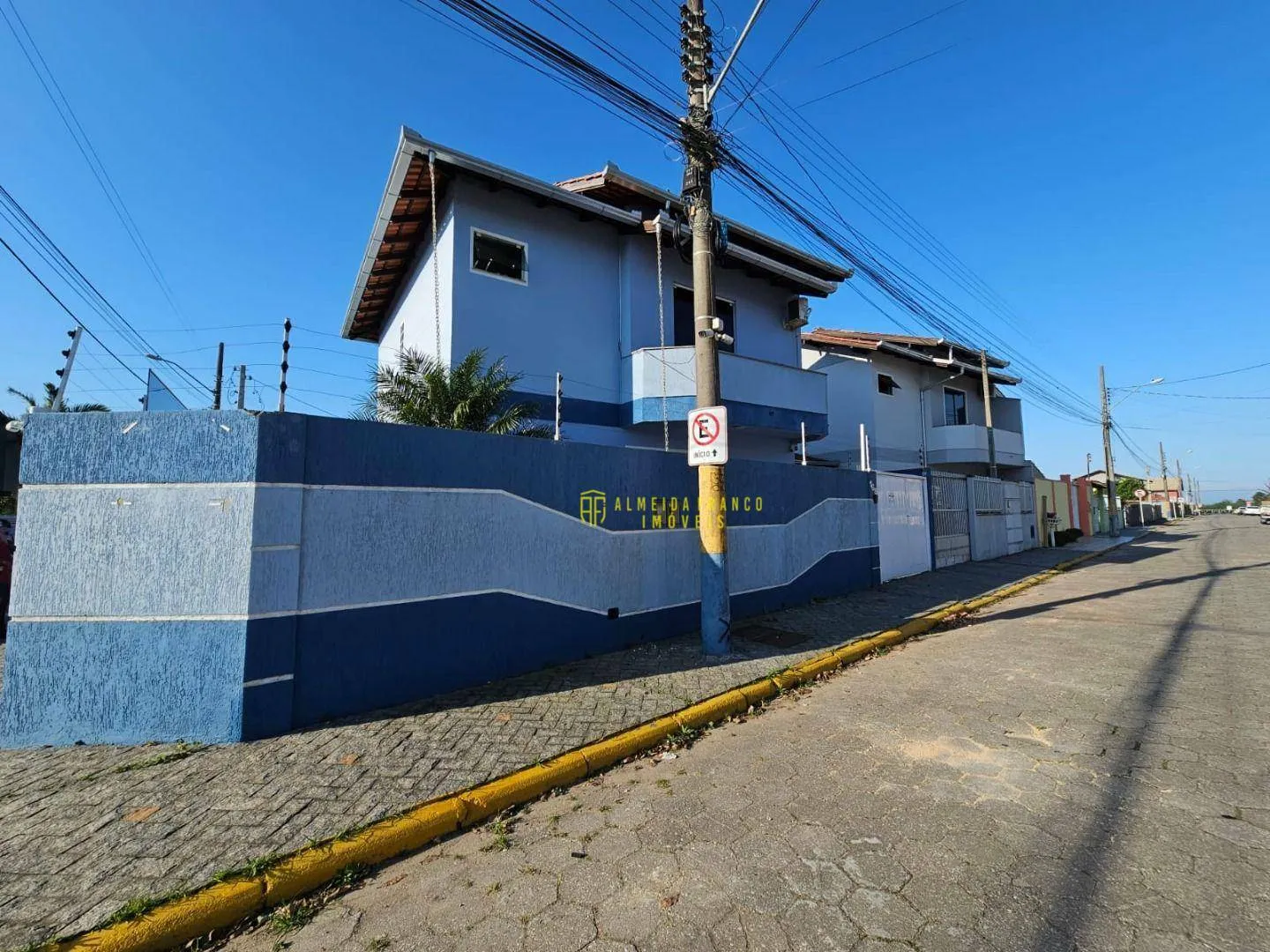 Sobrado com 3 dormitórios sendo 1 suíte com closet, no Centro de Navegantes/SC!! - foto 1