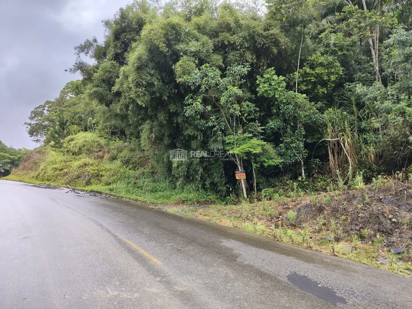 Terreno com um riacho. — foto 2