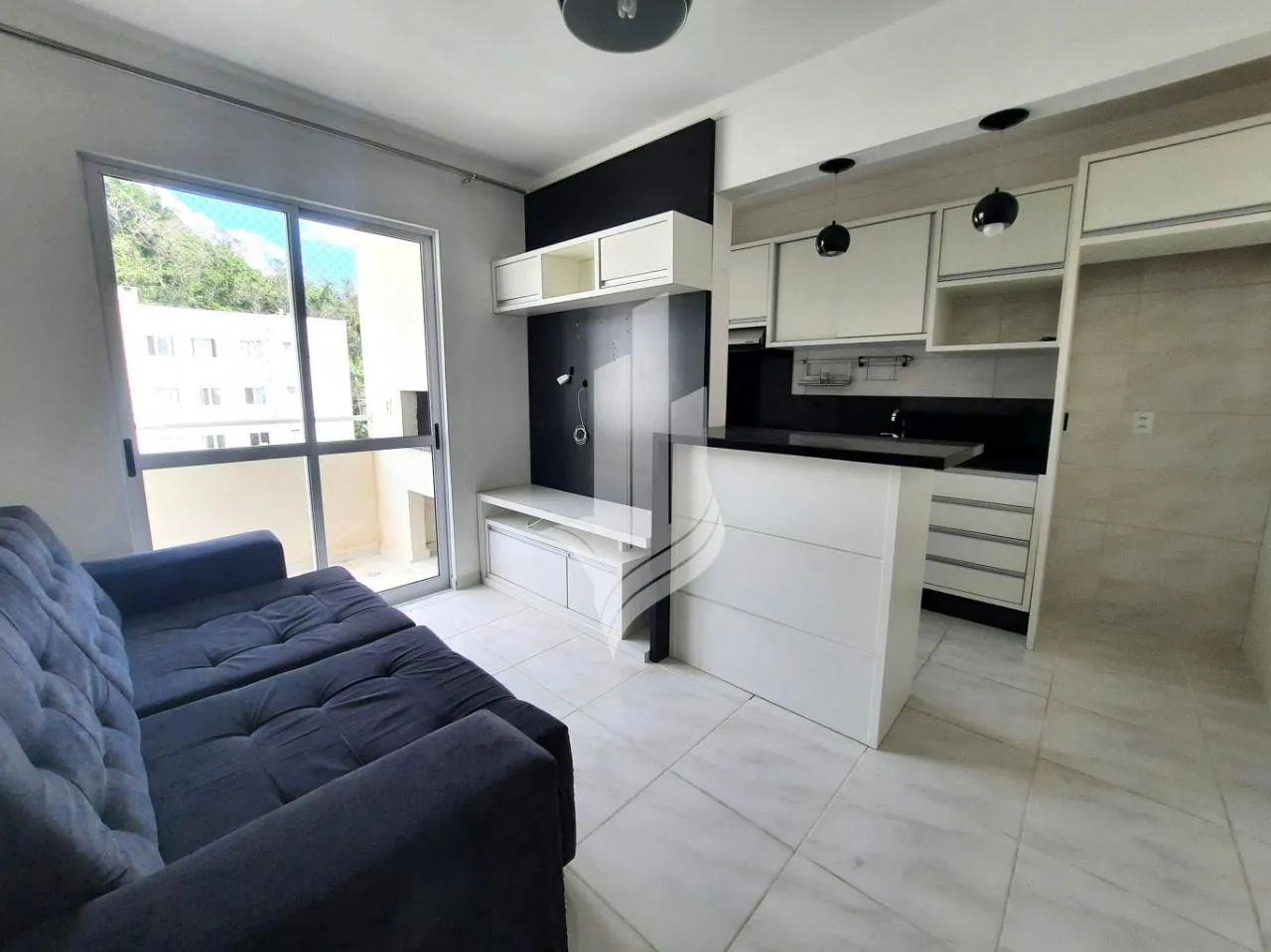 Apartamento semi mobiliado 2 dormitórios, 1 vaga de garagem - foto 1