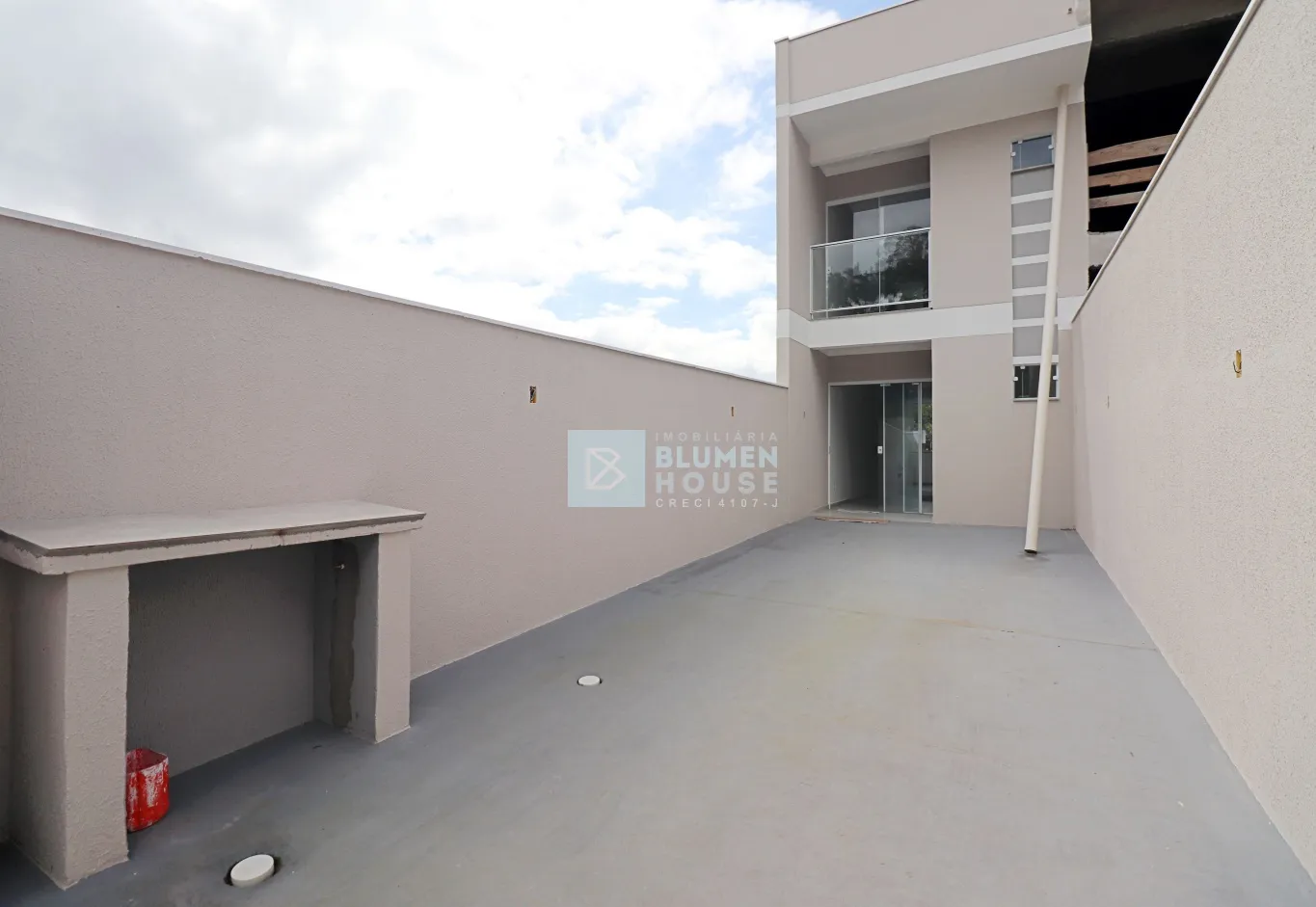 Sobrado triplex no bairro Fortaleza! — foto 2
