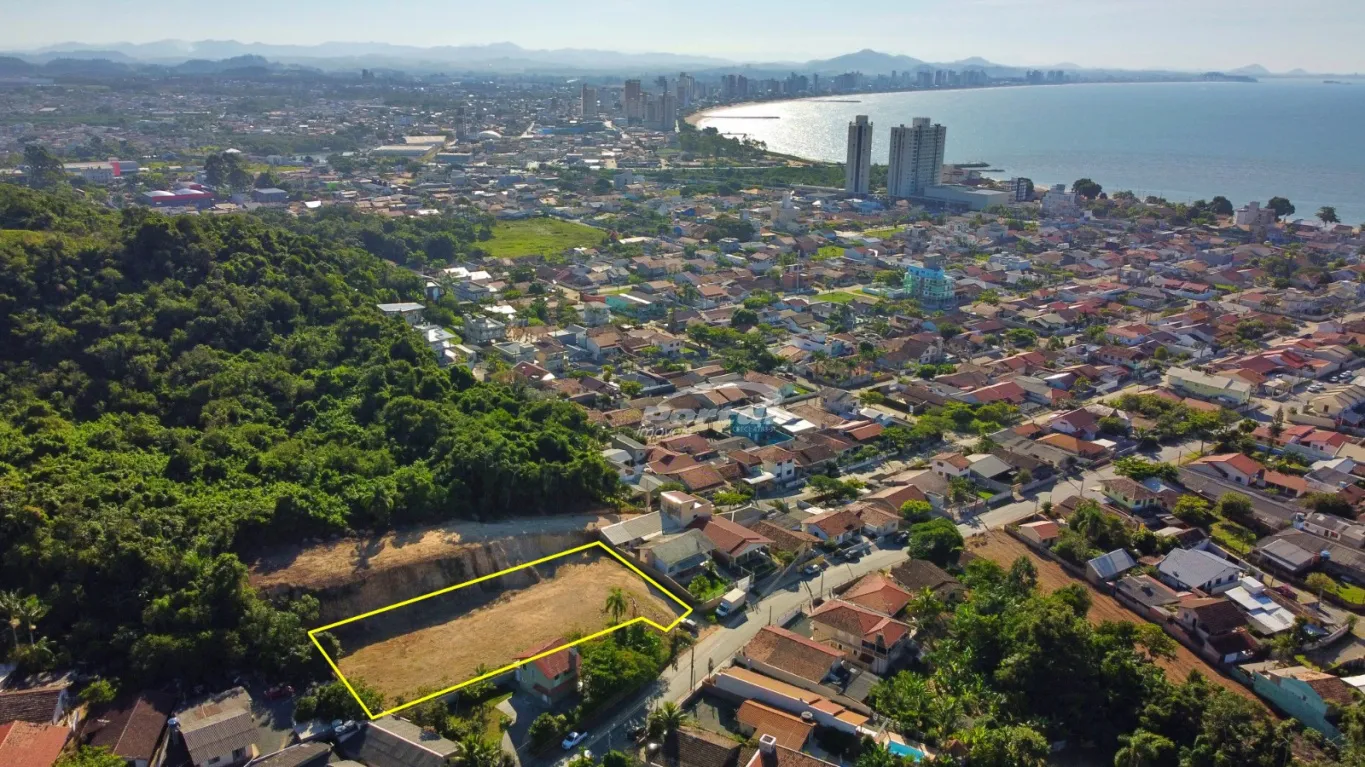 Terreno Espaçoso Próximo ao Mar: Oportunidade Única de Investimento! - foto 1