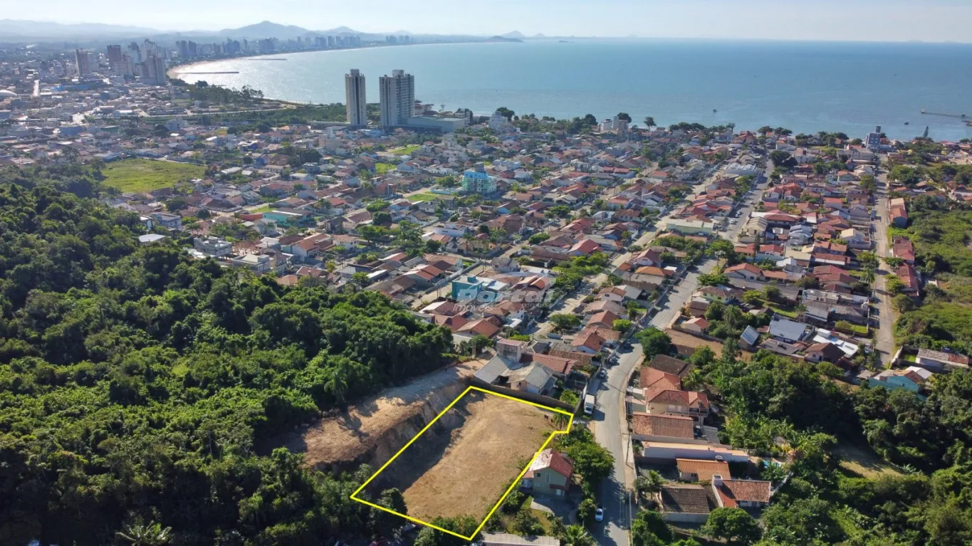 Terreno Espaçoso Próximo ao Mar: Oportunidade Única de Investimento! — foto 3