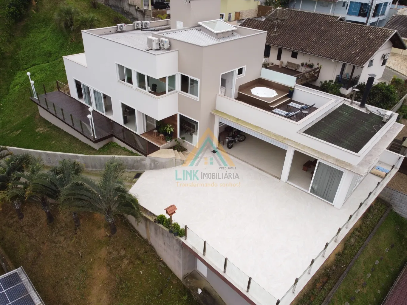 Casa de Alto Padrão no Centro da cidade de Pomerode, com 312m de Área construída e 1 Galpão, edificada num terreno de 2.714,37m. — foto 2