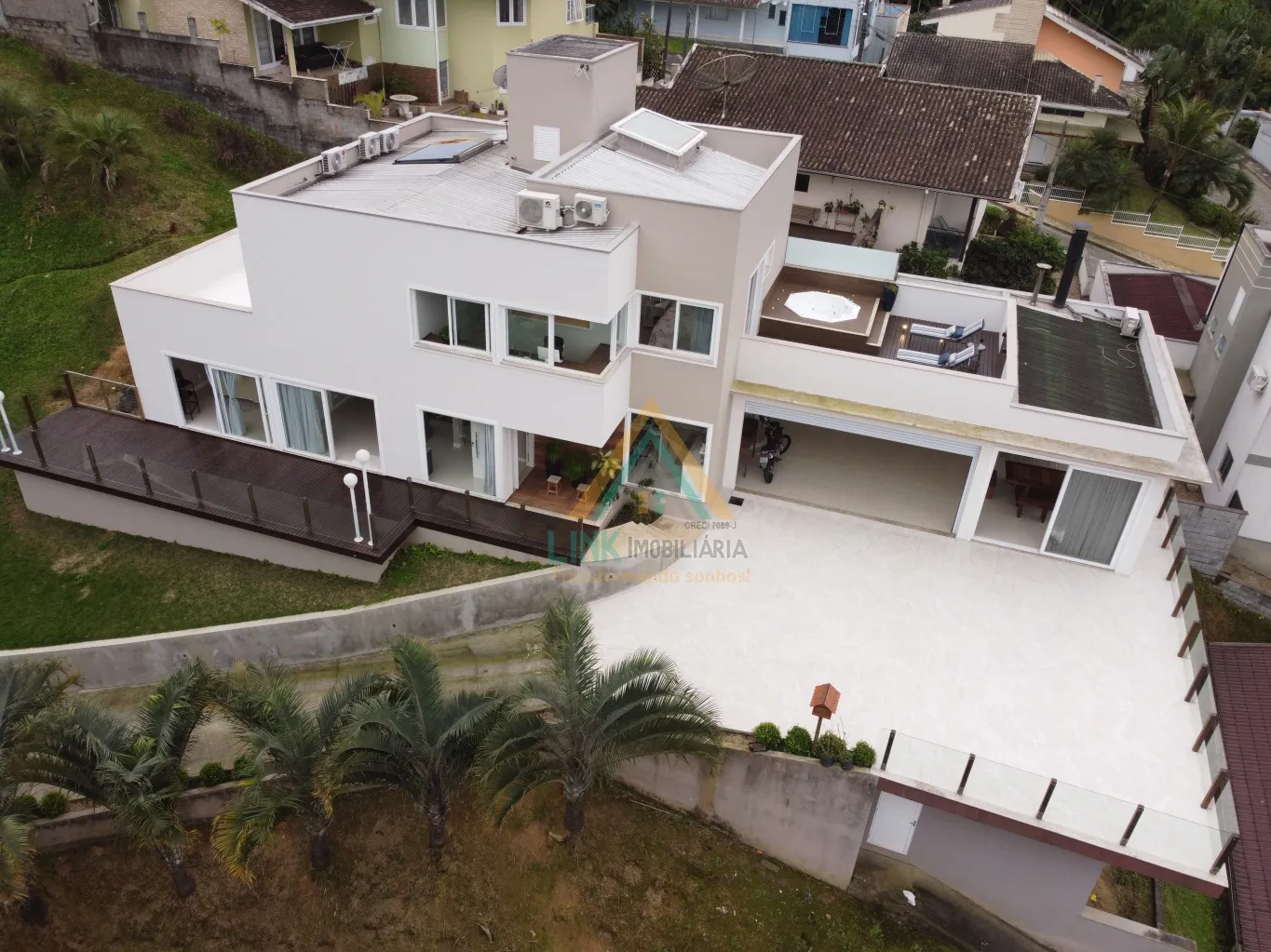 Casa de Alto Padrão no Centro da cidade de Pomerode, com 312m de Área construída e 1 Galpão, edificada num terreno de 2.714,37m. — foto 3