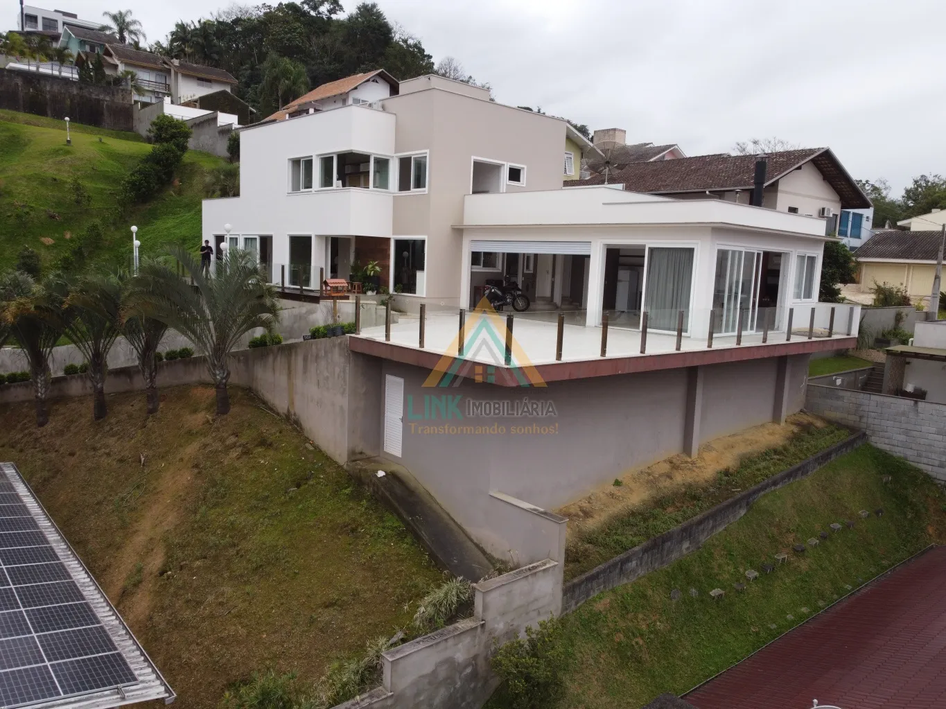 Casa de Alto Padrão no Centro da cidade de Pomerode, com 312m de Área construída e 1 Galpão, edificada num terreno de 2.714,37m. — foto 4