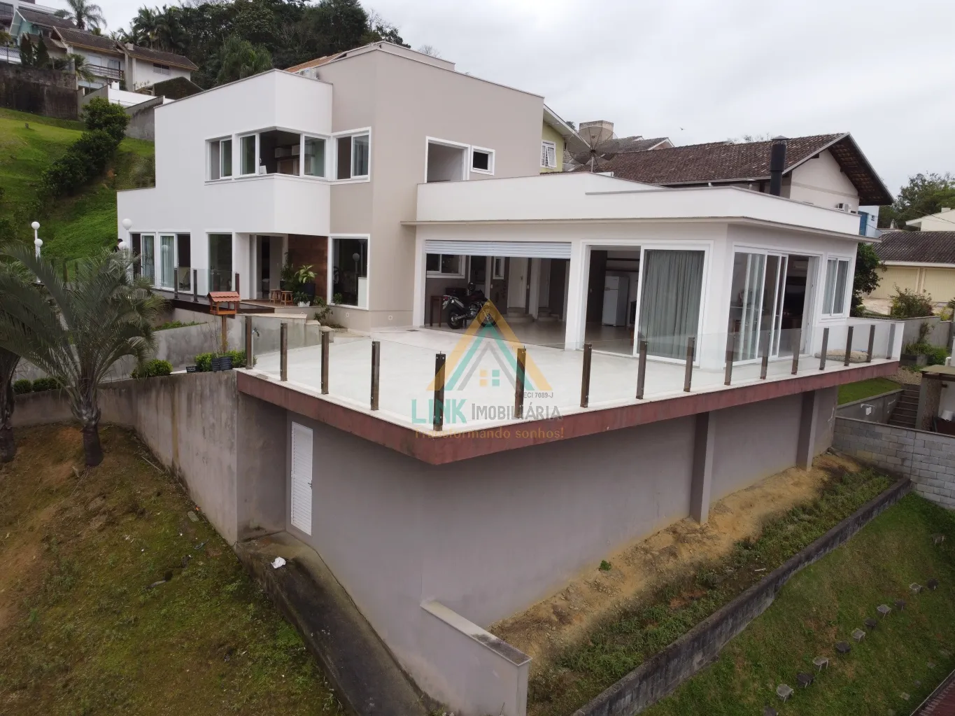 Casa de Alto Padrão no Centro da cidade de Pomerode, com 312m de Área construída e 1 Galpão, edificada num terreno de 2.714,37m. — foto 5