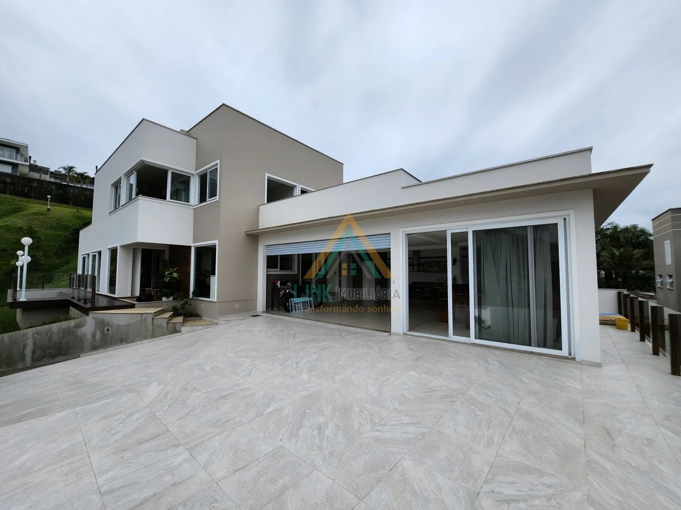 Casa de Alto Padrão no Centro da cidade de Pomerode, com 312m de Área construída e 1 Galpão, edificada num terreno de 2.714,37m. - foto 1