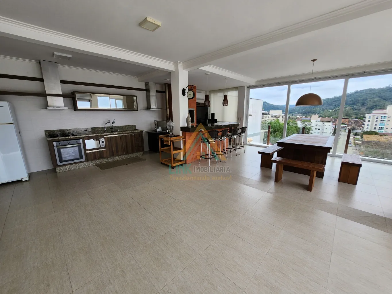 Casa de Alto Padrão no Centro da cidade de Pomerode, com 312m de Área construída e 1 Galpão, edificada num terreno de 2.714,37m. — foto 7