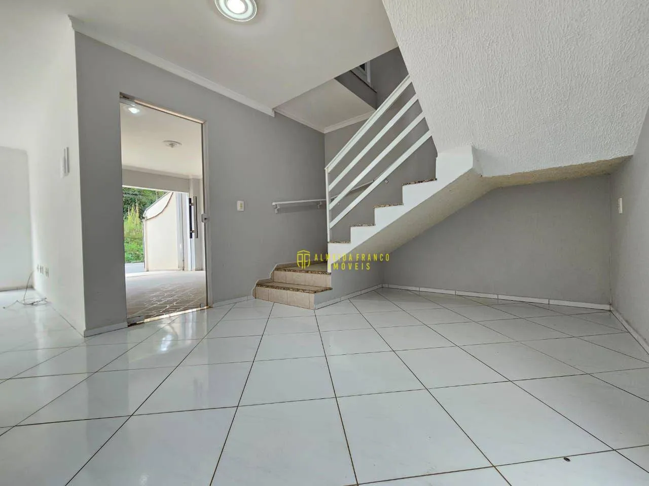 Excelente sobrado com 2 suítes e 2 vagas de garagem no Bairro Fortaleza - Blumenau/SC — foto 4