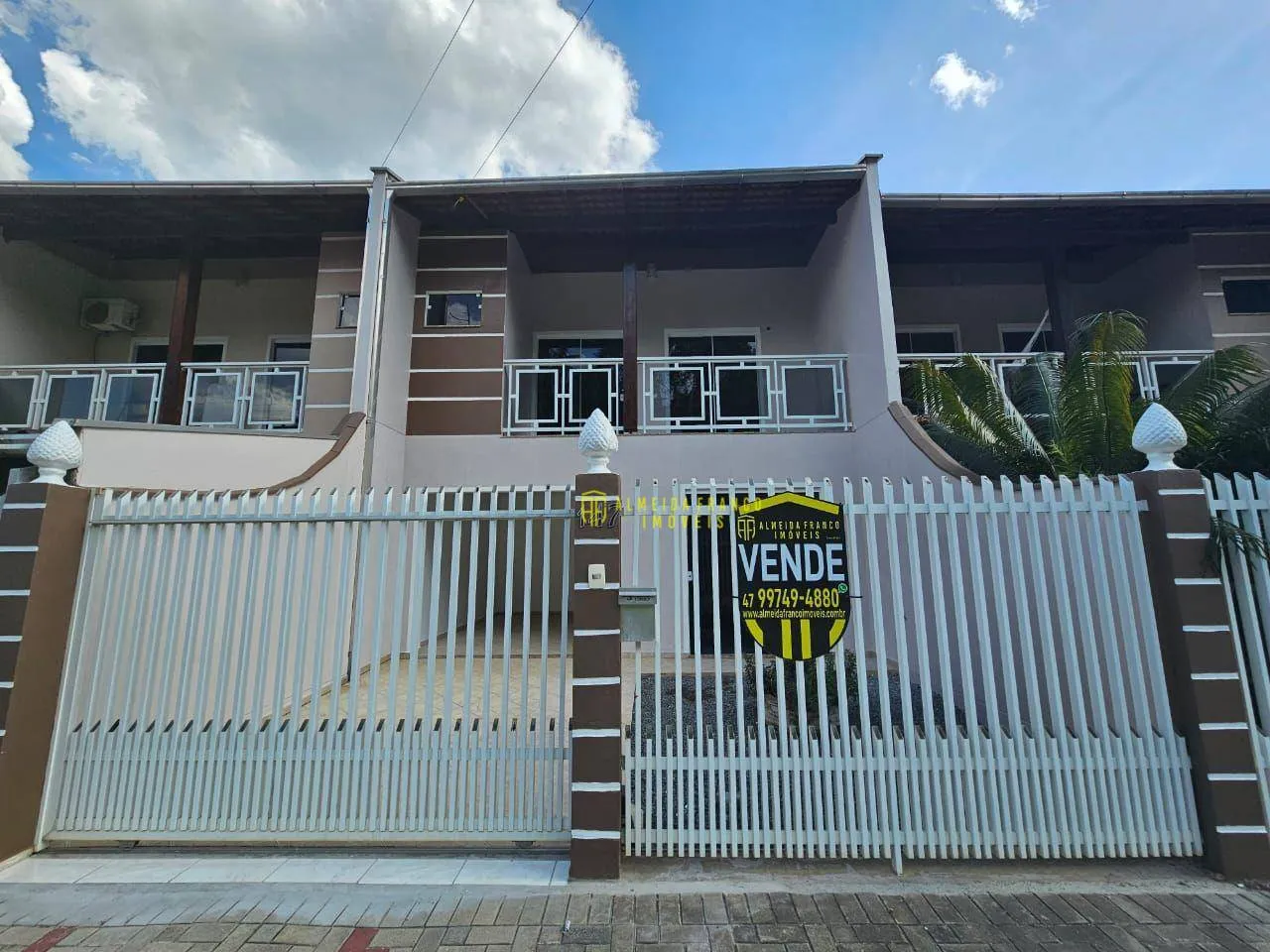 Excelente sobrado com 2 suítes e 2 vagas de garagem no Bairro Fortaleza - Blumenau/SC - foto 1