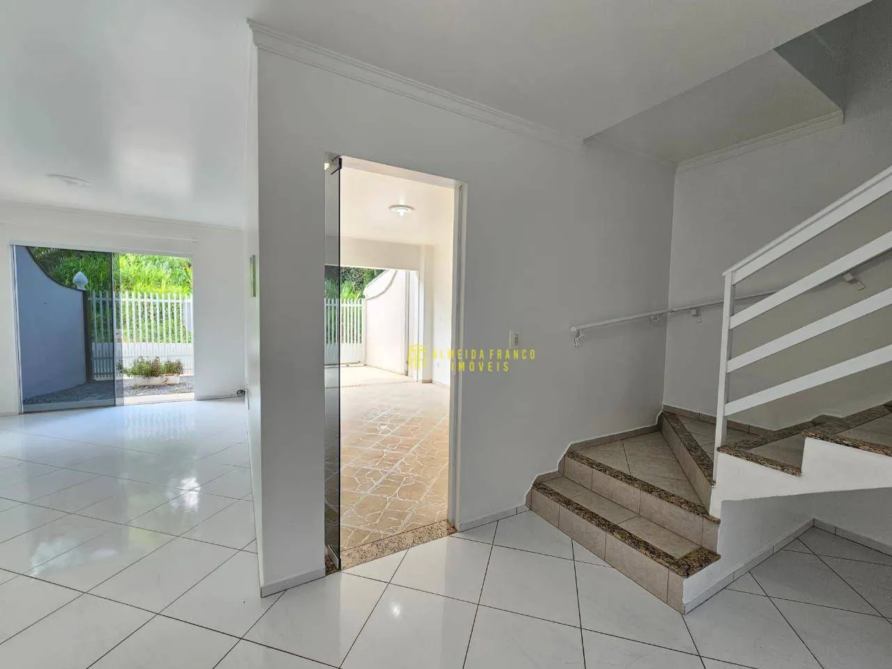 Excelente sobrado com 2 suítes e 2 vagas de garagem no Bairro Fortaleza - Blumenau/SC — foto 5