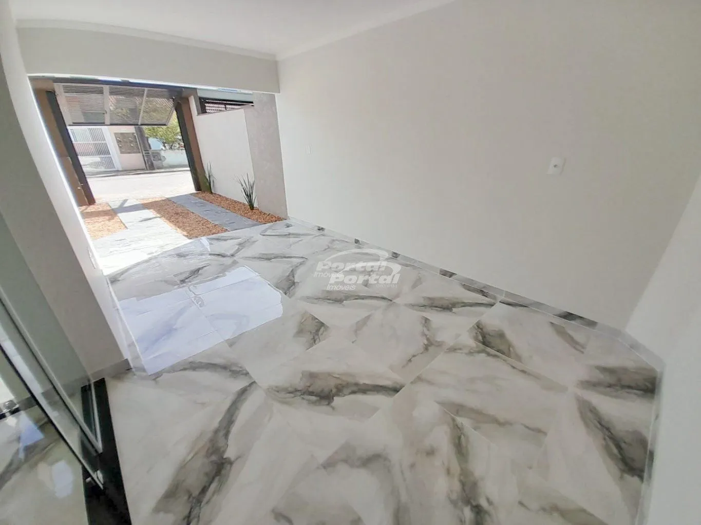 Sobrado amplo, com 3 dormitórios sendo 1 suíte, apenas 300 metros do mar, localizado no bairro Itacolomi em Balneário Piçarras. — foto 2