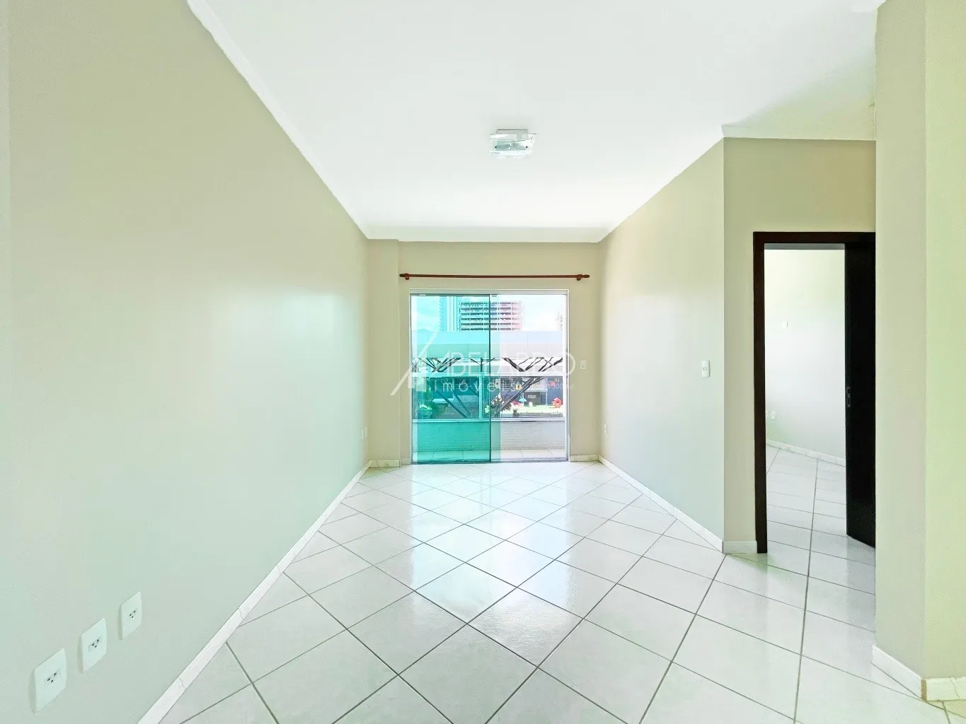 Lindo apartamento semi-mobiliado, possui com 43,00 de área privativa distribuídos em um dormitório, sacada, sala de visitas integrada com sala de jantar e cozinha, banheiro social, lavação e uma vaga de garagem individual. — foto 2