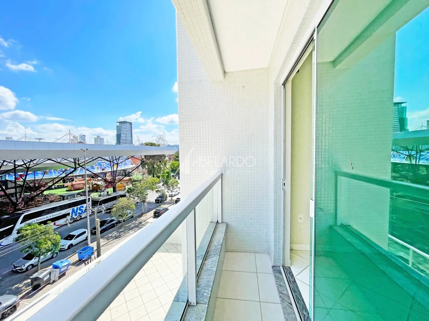 Lindo apartamento semi-mobiliado, possui com 43,00 de área privativa distribuídos em um dormitório, sacada, sala de visitas integrada com sala de jantar e cozinha, banheiro social, lavação e uma vaga de garagem individual. — foto 3