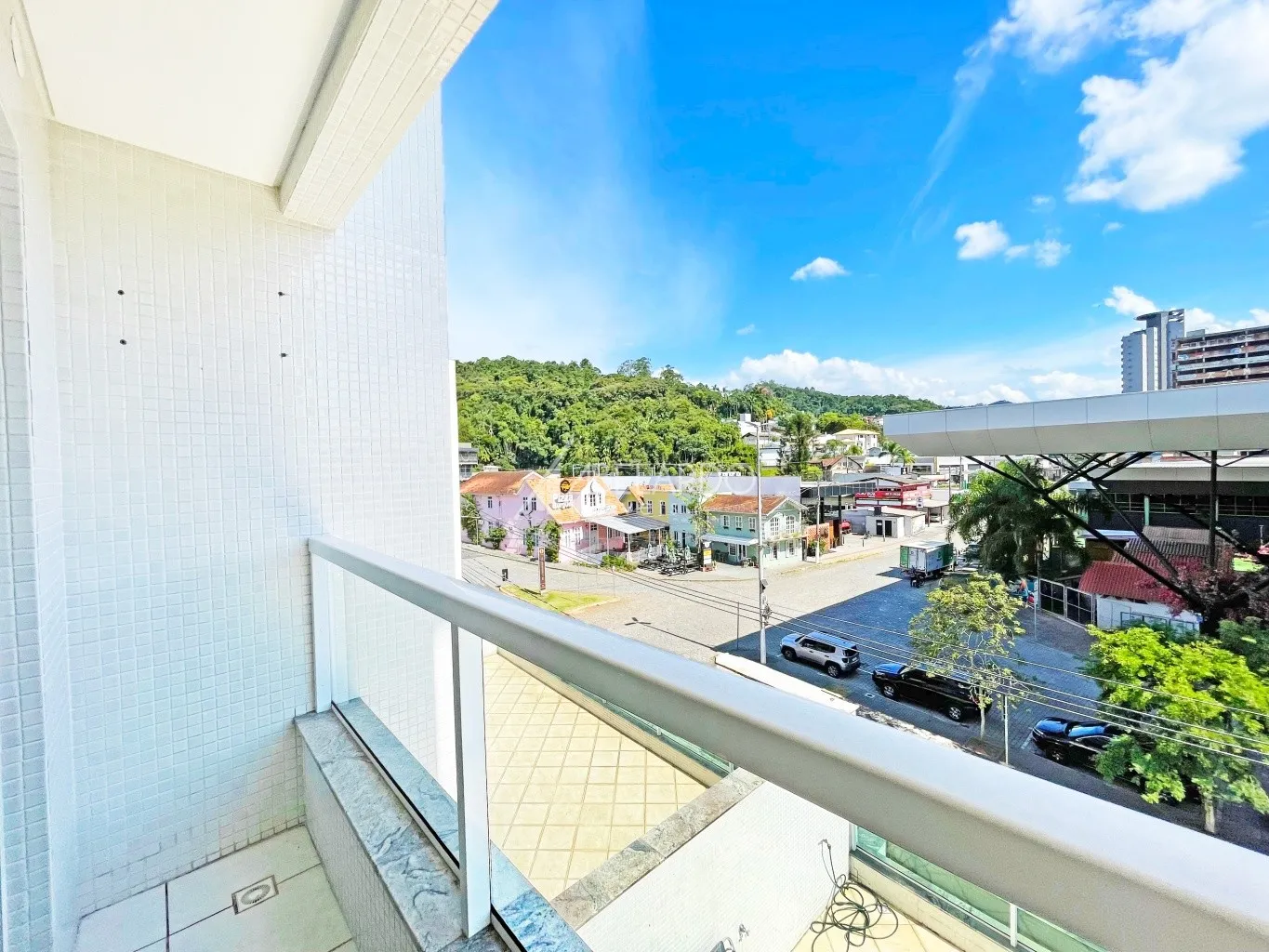 Lindo apartamento semi-mobiliado, possui com 43,00 de área privativa distribuídos em um dormitório, sacada, sala de visitas integrada com sala de jantar e cozinha, banheiro social, lavação e uma vaga de garagem individual. — foto 4