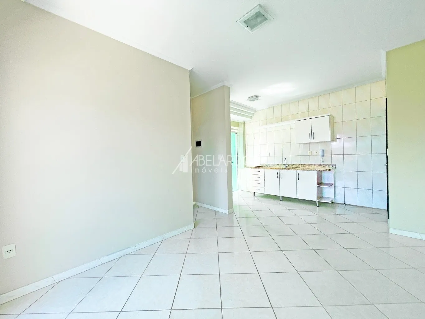 Lindo apartamento semi-mobiliado, possui com 43,00 de área privativa distribuídos em um dormitório, sacada, sala de visitas integrada com sala de jantar e cozinha, banheiro social, lavação e uma vaga de garagem individual. — foto 5