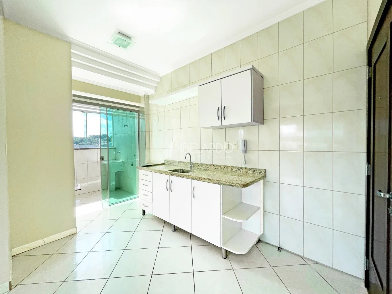 Lindo apartamento semi-mobiliado, possui com 43,00 de área privativa distribuídos em um dormitório, sacada, sala de visitas integrada com sala de jantar e cozinha, banheiro social, lavação e uma vaga de garagem individual. — foto 6