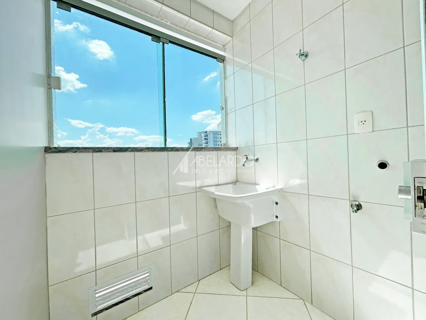 Lindo apartamento semi-mobiliado, possui com 43,00 de área privativa distribuídos em um dormitório, sacada, sala de visitas integrada com sala de jantar e cozinha, banheiro social, lavação e uma vaga de garagem individual. — foto 7