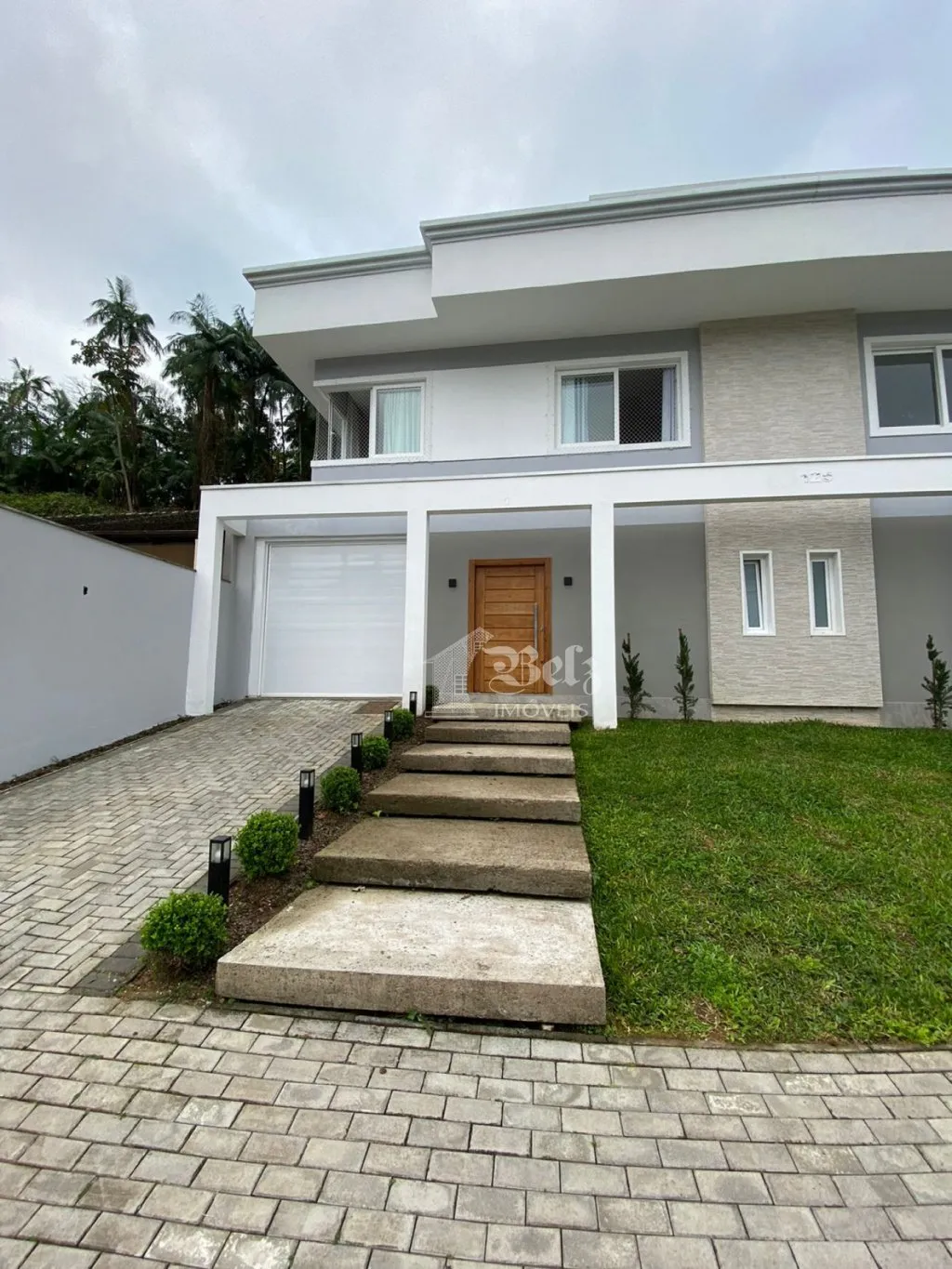 VENDE-SE CASA DE ALTO PADRÃO NO CENTRO DE POMERODE - foto 1