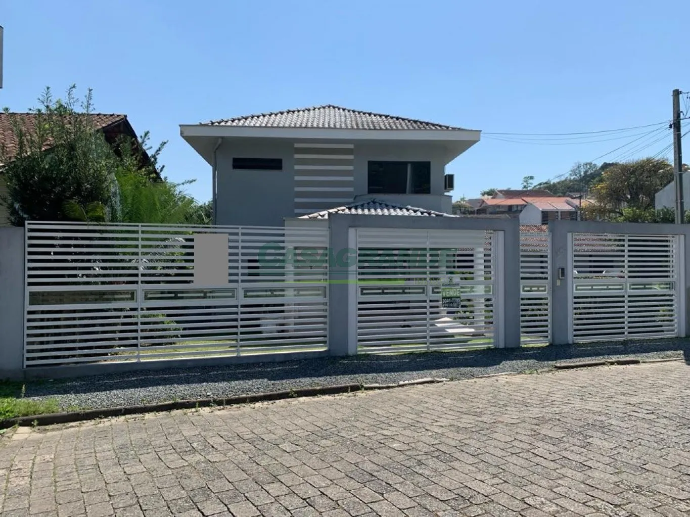 Duas casas no mesmo terreno no bairro Fortaleza: Sendo a casa de frente com 3 dormitórios sendo 1 suíte, sacada, cozinha e sala de jantar integradas, sala de estar, banheiro social e lavabo, área de festas com churrasqueira e fogão a lenha, área de serviço. - foto 1