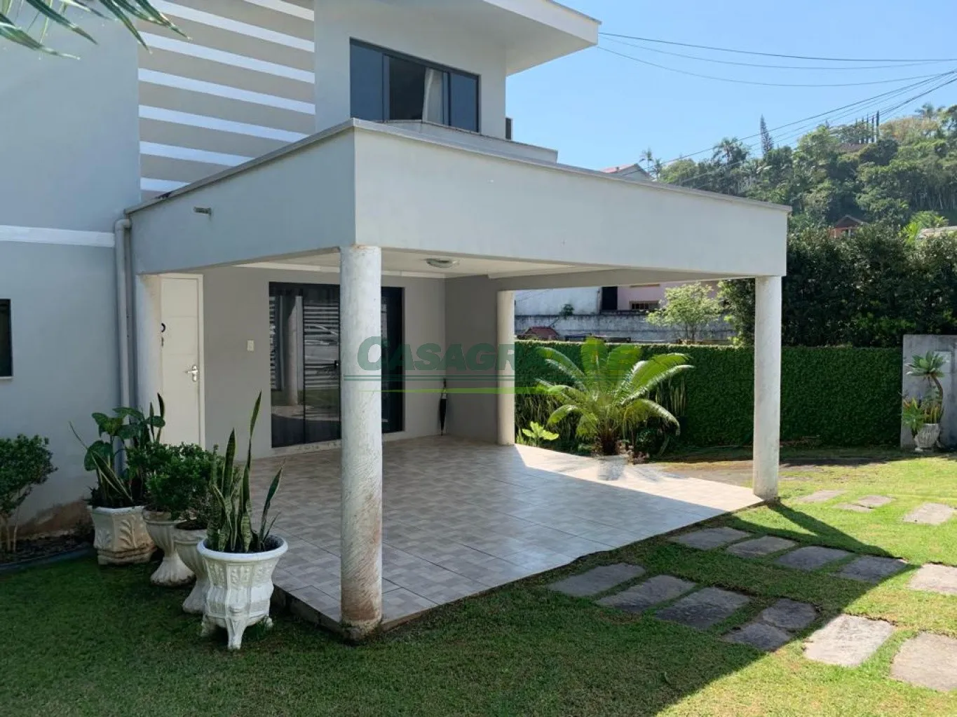 Duas casas no mesmo terreno no bairro Fortaleza: Sendo a casa de frente com 3 dormitórios sendo 1 suíte, sacada, cozinha e sala de jantar integradas, sala de estar, banheiro social e lavabo, área de festas com churrasqueira e fogão a lenha, área de serviço. — foto 2