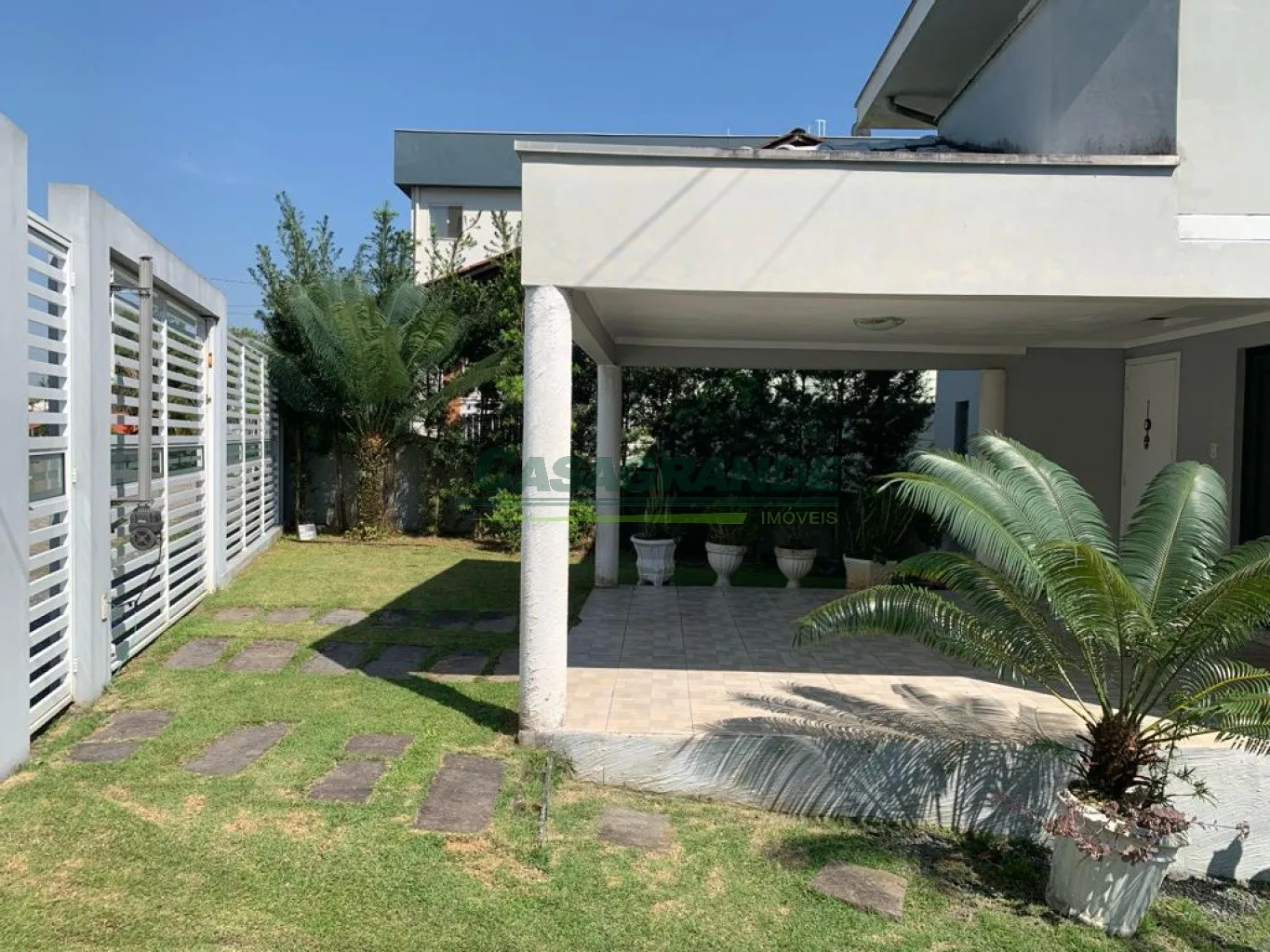 Duas casas no mesmo terreno no bairro Fortaleza: Sendo a casa de frente com 3 dormitórios sendo 1 suíte, sacada, cozinha e sala de jantar integradas, sala de estar, banheiro social e lavabo, área de festas com churrasqueira e fogão a lenha, área de serviço. — foto 3