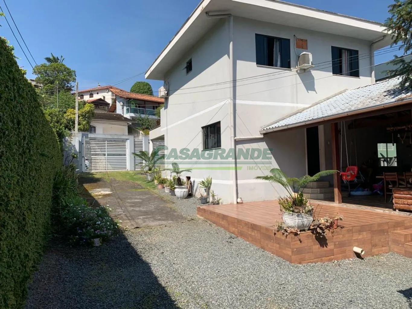 Duas casas no mesmo terreno no bairro Fortaleza: Sendo a casa de frente com 3 dormitórios sendo 1 suíte, sacada, cozinha e sala de jantar integradas, sala de estar, banheiro social e lavabo, área de festas com churrasqueira e fogão a lenha, área de serviço. — foto 4