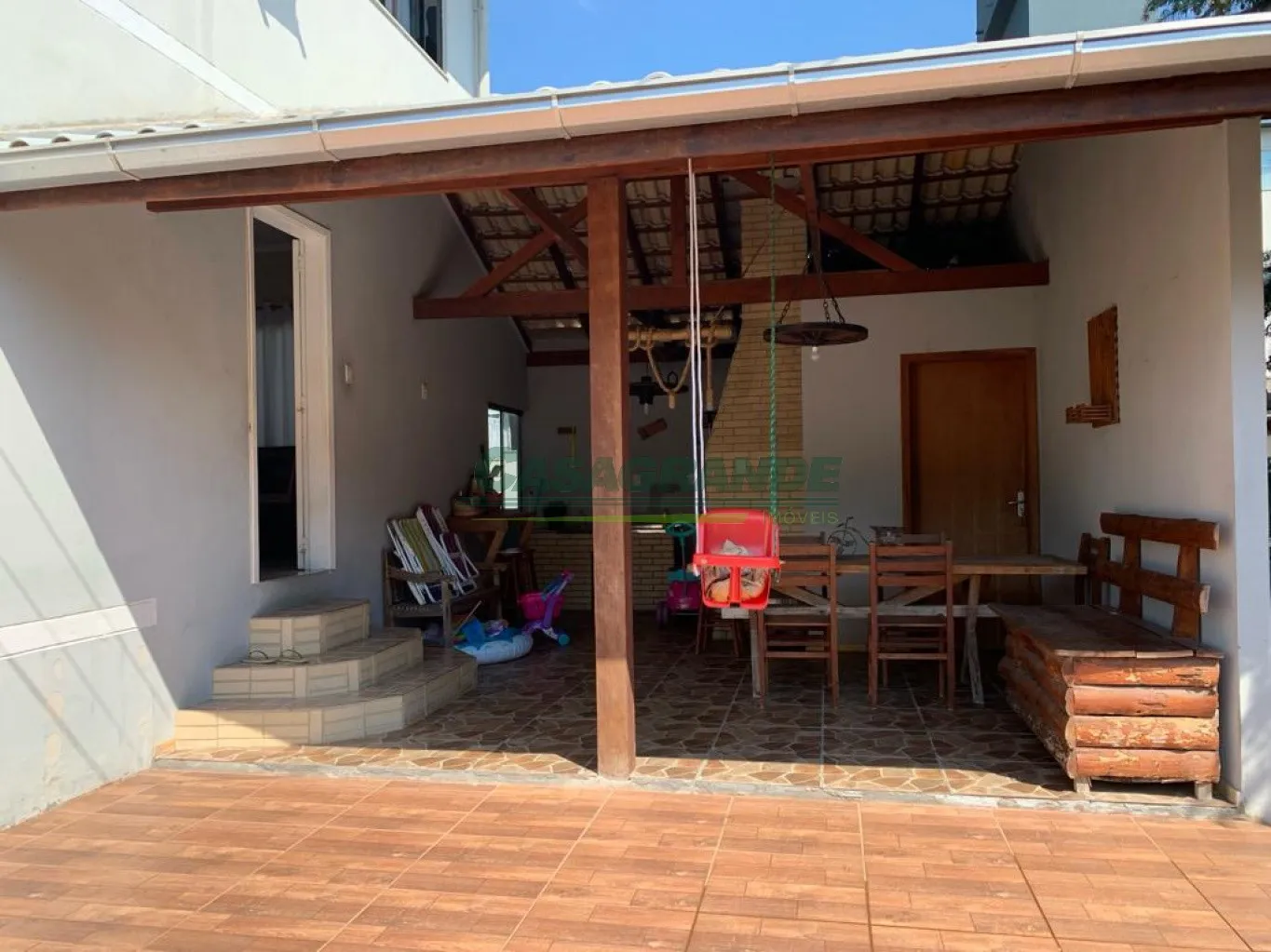 Duas casas no mesmo terreno no bairro Fortaleza: Sendo a casa de frente com 3 dormitórios sendo 1 suíte, sacada, cozinha e sala de jantar integradas, sala de estar, banheiro social e lavabo, área de festas com churrasqueira e fogão a lenha, área de serviço. — foto 5