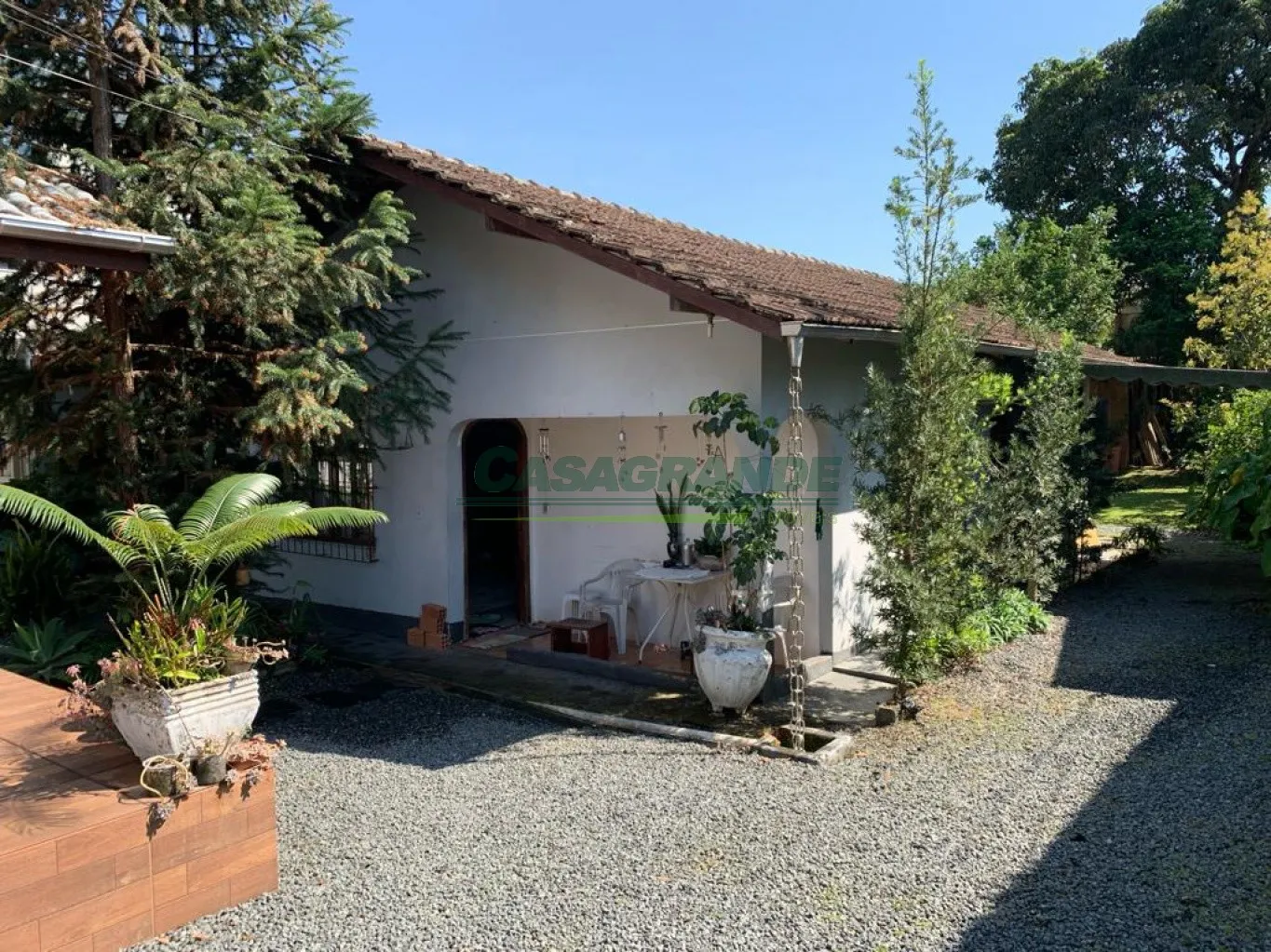 Duas casas no mesmo terreno no bairro Fortaleza: Sendo a casa de frente com 3 dormitórios sendo 1 suíte, sacada, cozinha e sala de jantar integradas, sala de estar, banheiro social e lavabo, área de festas com churrasqueira e fogão a lenha, área de serviço. — foto 6