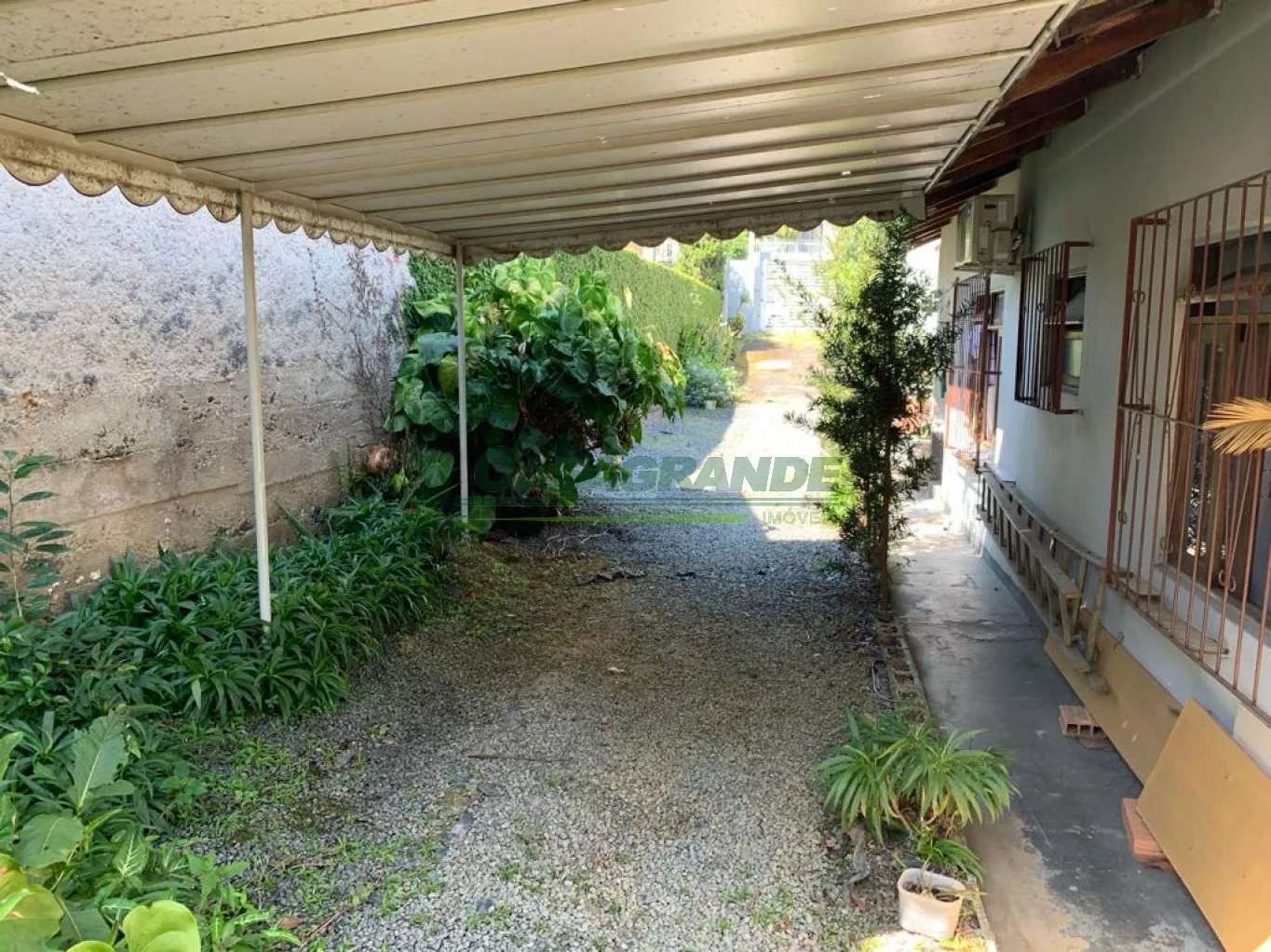 Duas casas no mesmo terreno no bairro Fortaleza: Sendo a casa de frente com 3 dormitórios sendo 1 suíte, sacada, cozinha e sala de jantar integradas, sala de estar, banheiro social e lavabo, área de festas com churrasqueira e fogão a lenha, área de serviço. — foto 7