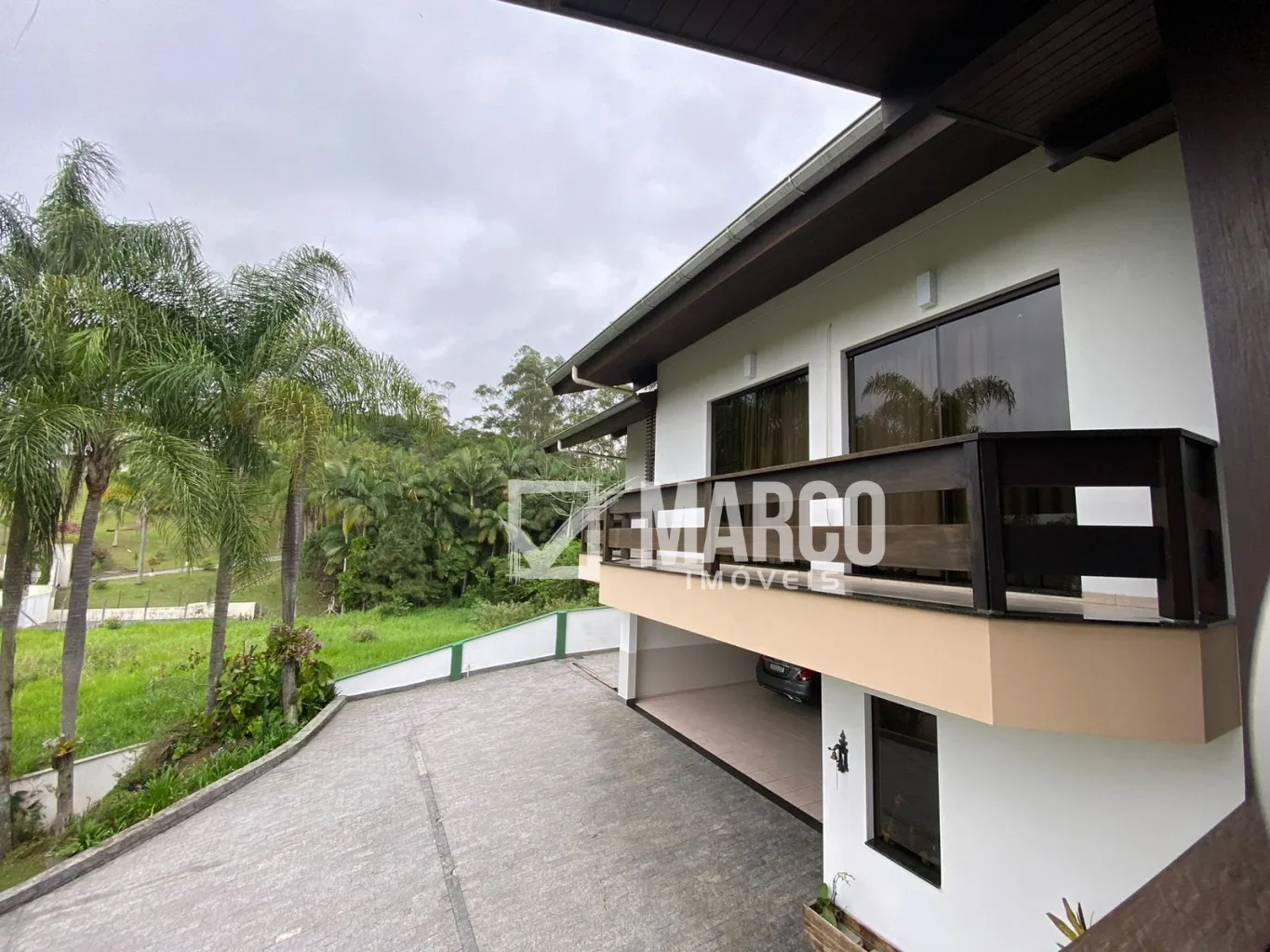 Mansão de Luxo com Majestoso Jardim em Terreno de 5.400 m - foto 1