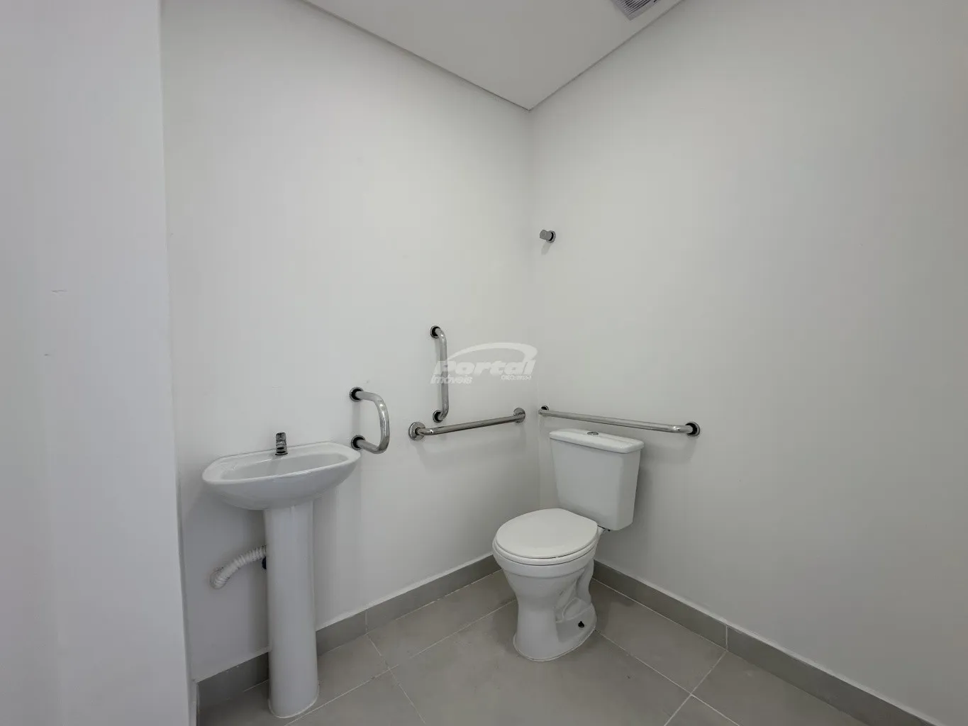 Sala comercial piso superior com 44m na Av. Emanoel Pinto próximo a Prefeitura no bairro Centro em Balneário Piçarras/SC (Cód. 17154) — foto 7