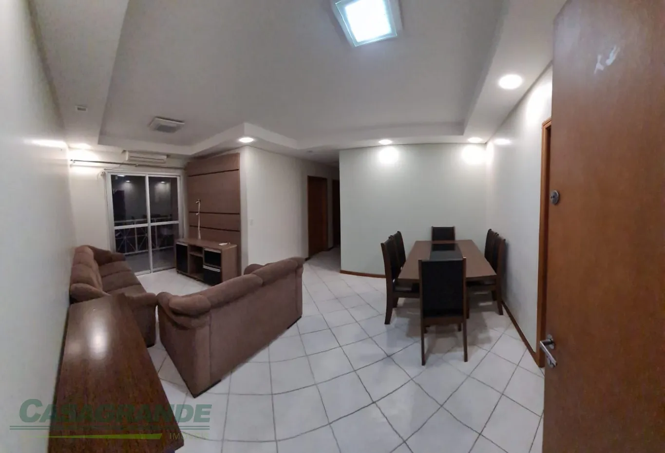 Apartamento em ótima localização no início do bairro Água Verde próximo a padaria Nice, 3 dormitórios sendo 1 suíte, sacada com churrasqueira, sala de estar e jantar, cozinha, área de serviço, banheiro social. — foto 2