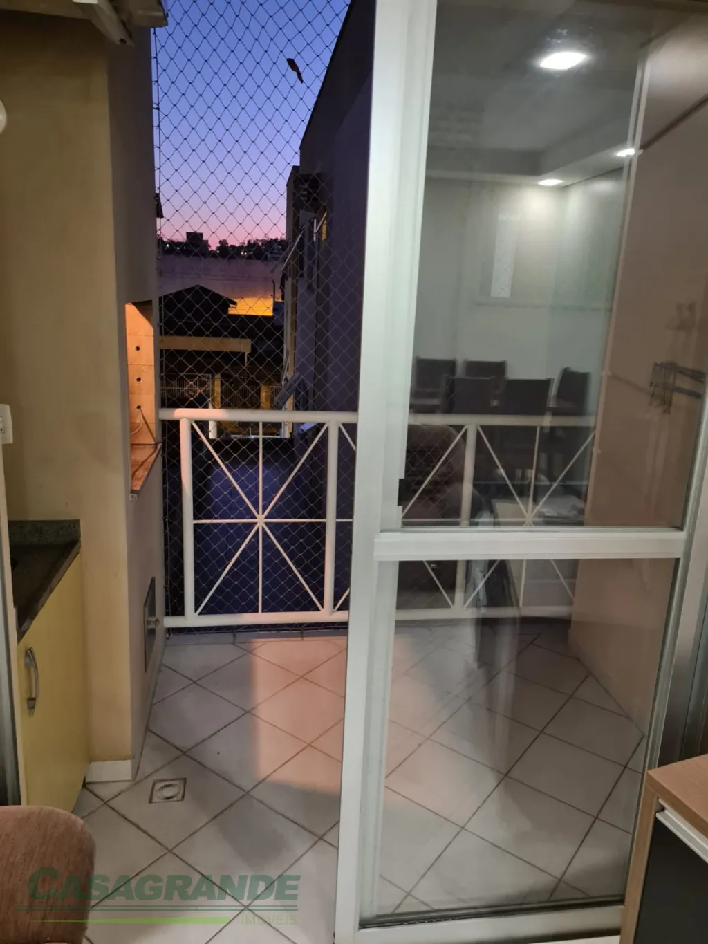 Apartamento em ótima localização no início do bairro Água Verde próximo a padaria Nice, 3 dormitórios sendo 1 suíte, sacada com churrasqueira, sala de estar e jantar, cozinha, área de serviço, banheiro social. — foto 4