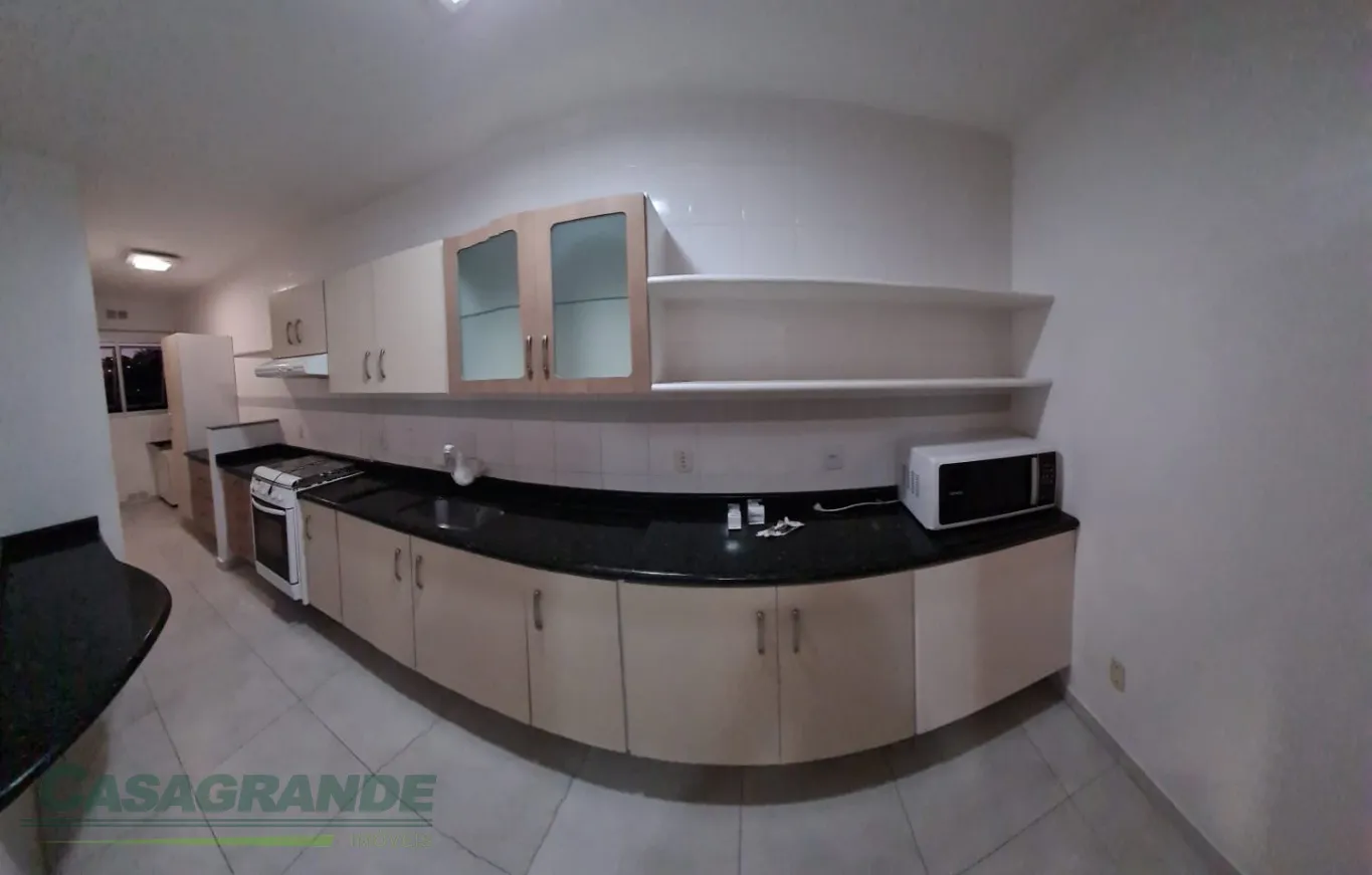 Apartamento em ótima localização no início do bairro Água Verde próximo a padaria Nice, 3 dormitórios sendo 1 suíte, sacada com churrasqueira, sala de estar e jantar, cozinha, área de serviço, banheiro social. — foto 5