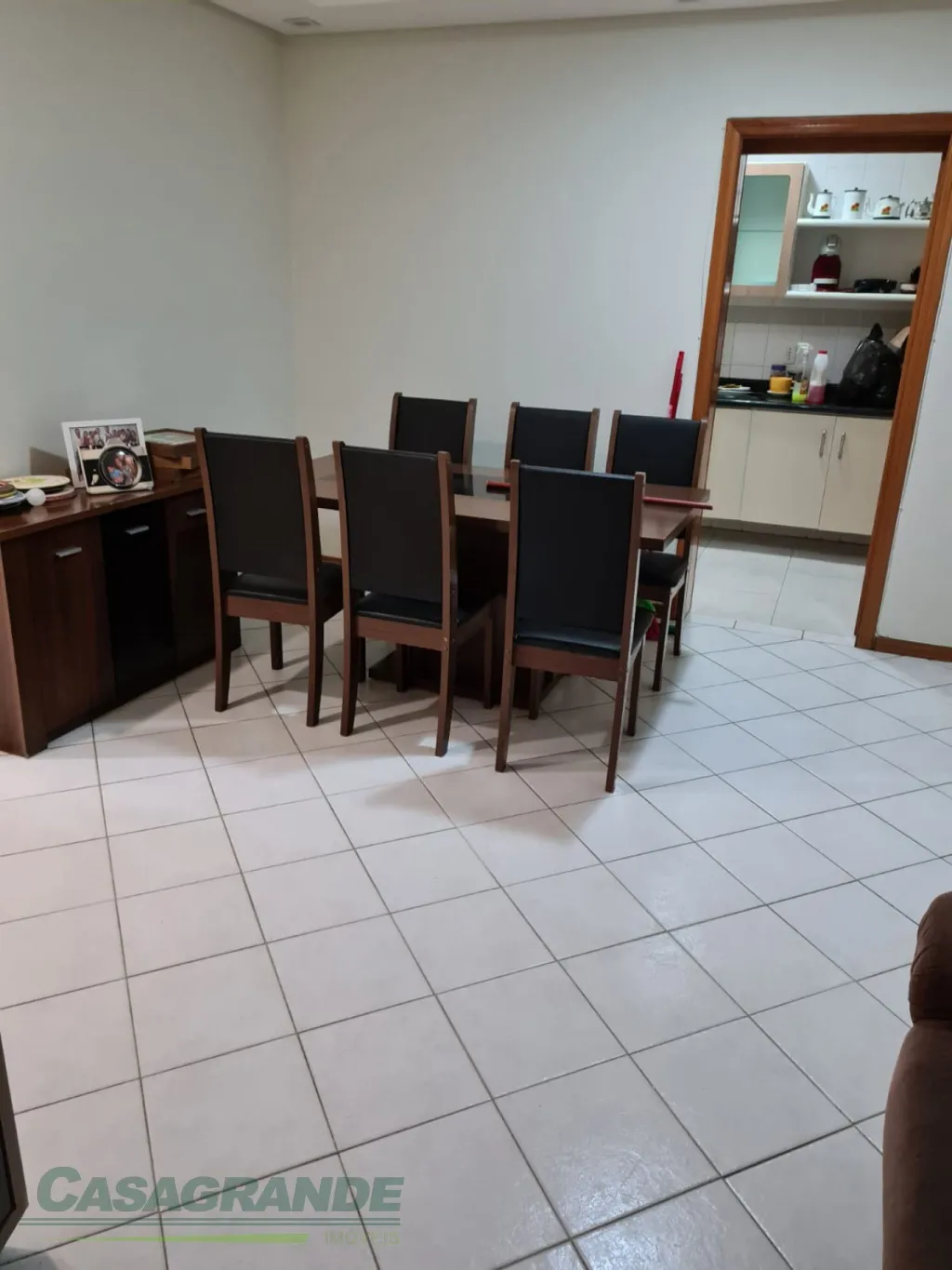 Apartamento em ótima localização no início do bairro Água Verde próximo a padaria Nice, 3 dormitórios sendo 1 suíte, sacada com churrasqueira, sala de estar e jantar, cozinha, área de serviço, banheiro social. — foto 7