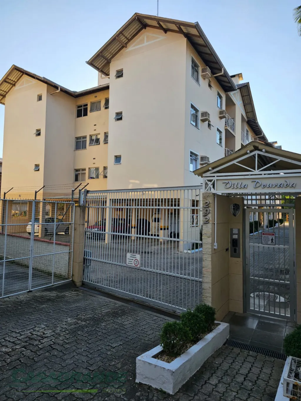 Apartamento em ótima localização no início do bairro Água Verde próximo a padaria Nice, 3 dormitórios sendo 1 suíte, sacada com churrasqueira, sala de estar e jantar, cozinha, área de serviço, banheiro social. - foto 1