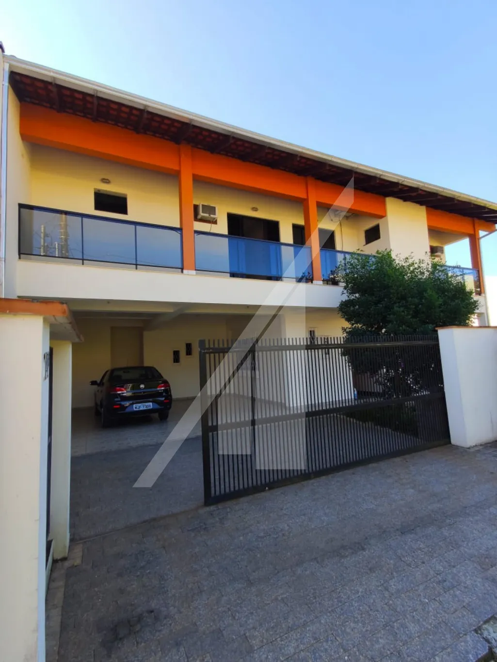 Casa com 02 pavimentos, livre de enchente, bem localizada, 05 Dormitórios sendo 04 suítes, sala, lavabo, churrasqueira, copa, cozinha, área de serviço, 4 vagas. - foto 1