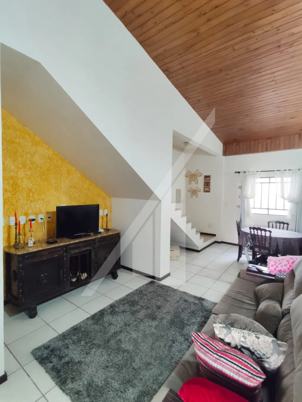 Casa com 02 pavimentos, livre de enchente, bem localizada, 05 Dormitórios sendo 04 suítes, sala, lavabo, churrasqueira, copa, cozinha, área de serviço, 4 vagas. — foto 2
