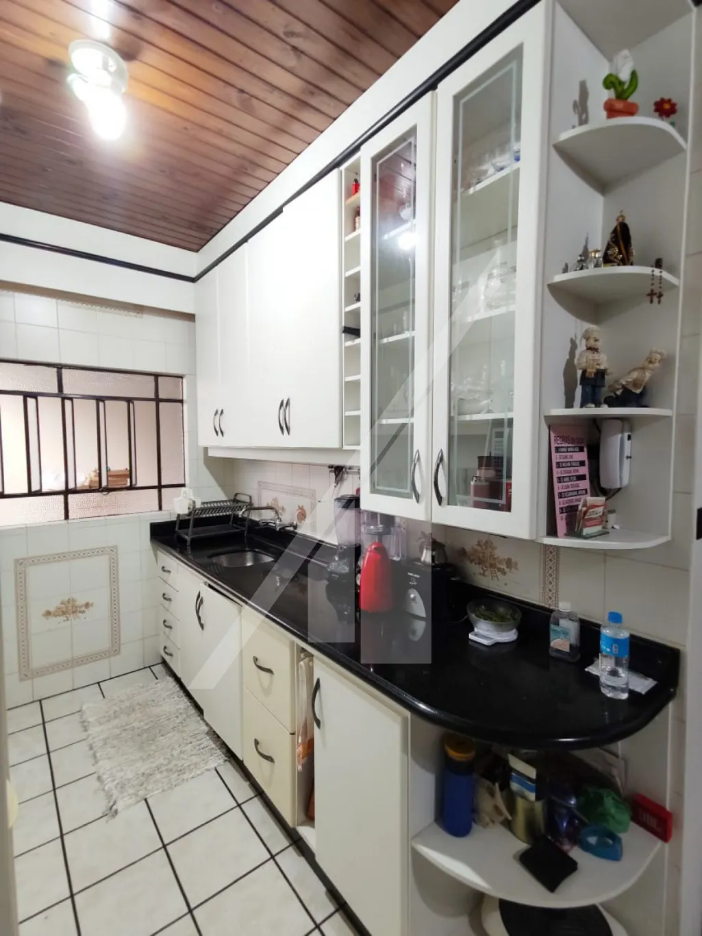 Casa com 02 pavimentos, livre de enchente, bem localizada, 05 Dormitórios sendo 04 suítes, sala, lavabo, churrasqueira, copa, cozinha, área de serviço, 4 vagas. — foto 6
