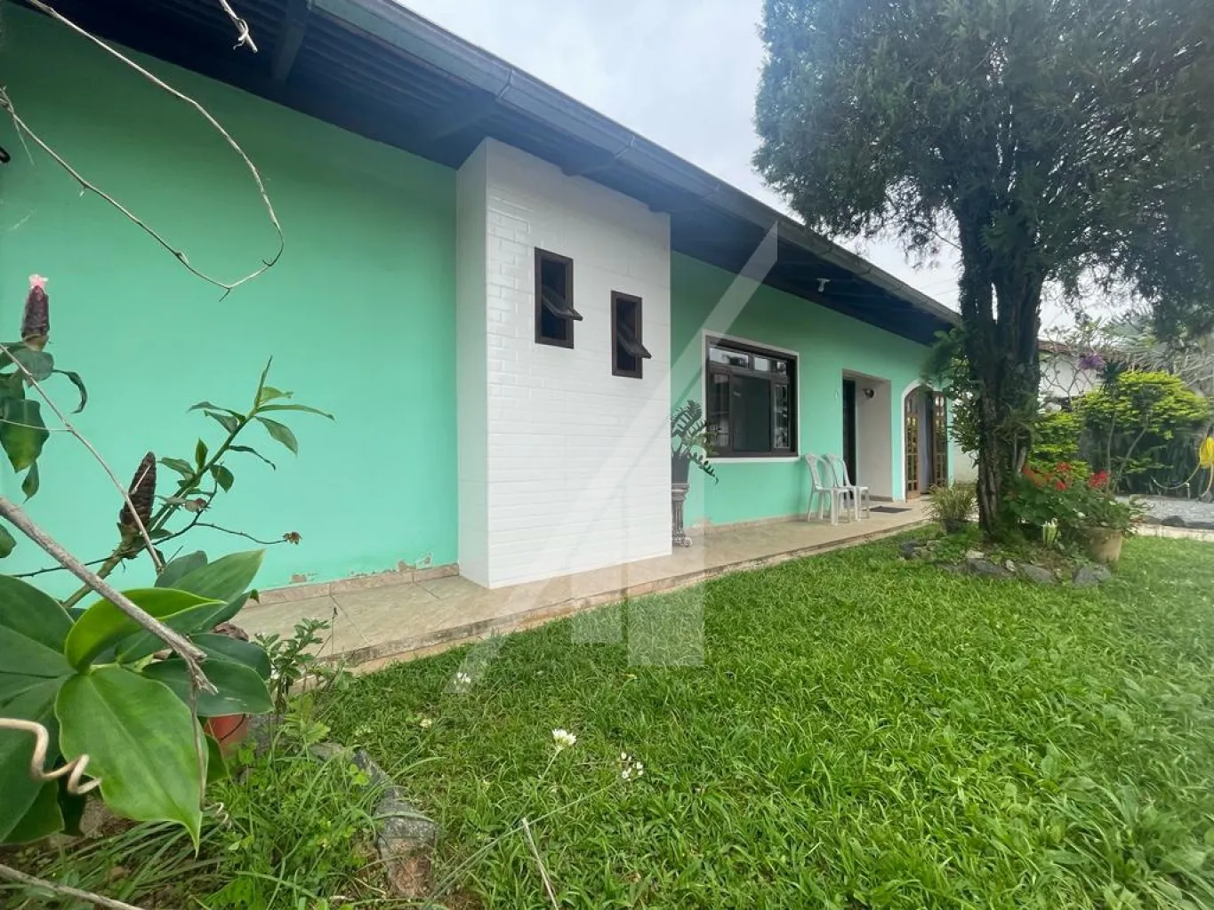 Excelente casa com aproximadamente 150m de área construída, edificada sobre amplo terreno cm 459,61m, muito bem localizada, a 5km da Vila Germanica. — foto 2