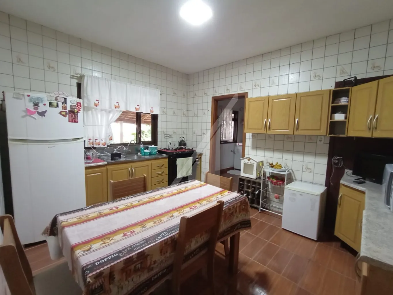 Excelente casa com aproximadamente 150m de área construída, edificada sobre amplo terreno cm 459,61m, muito bem localizada, a 5km da Vila Germanica. — foto 7